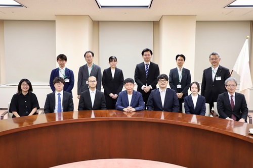 山本知事と出席者の記念写真