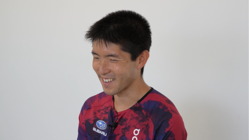 インタビュー中の唐澤選手の写真