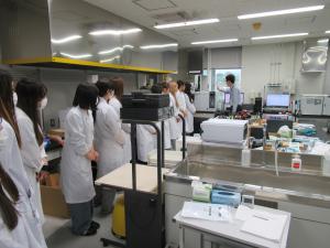 衛生環境研究所見学の様子写真1