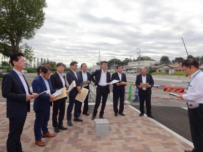 都市計画道路前橋長瀞線（高崎工区）で説明を受ける様子の写真