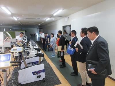 ALSOKぐんま総合スポーツセンターで説明を受ける様子の写真