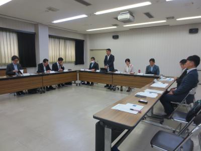 挨拶をする追川主査の写真