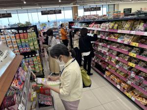 食品表示の実地調査(お菓子)の写真