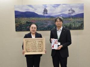 令和8年10月26日開催株式会社クスリのマルエ寄附感謝状贈呈式の様子