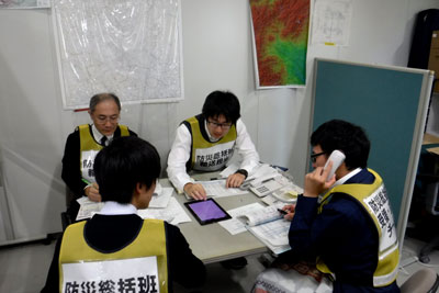 情報伝達訓練の様子写真（県庁）