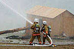 住宅火災消火の様子写真