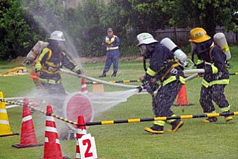 ポンプ操法的放水する写真