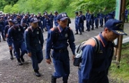 登山する学生の写真