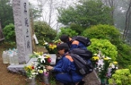 昇魂の碑にて献花をする学生の写真