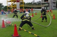 ポンプ操法的放水の写真