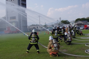 震災想定訓練（一斉放水）の写真