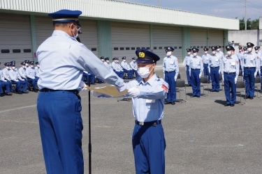 卒業証書を授与する写真