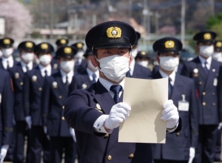 学生宣誓をする学生の写真