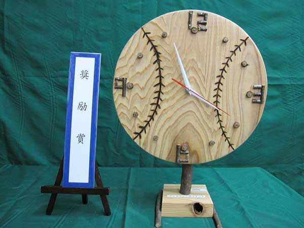 作品名　野球ボール型 掛時計　写真