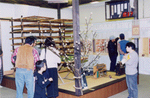 昭和30年代の養蚕農家を再現したセット（平成11年の「絹の染織工芸展」より）の画像