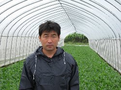 栽培農家の見城俊治氏の写真