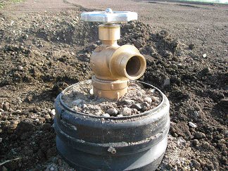 畑に設置された給水栓の写真
