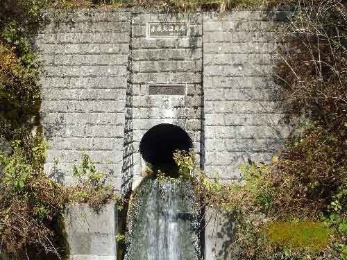 水はトンネルを抜け赤城白川へ写真