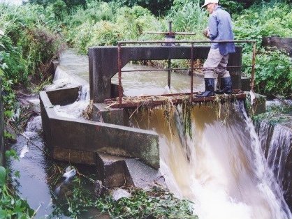 整備前の取水施設　写真