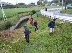 水路周辺の草刈りの様子写真