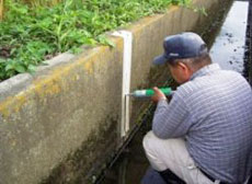 住民による水路の補修の様子写真