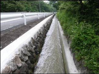 赤城大沼用水地区の石積水路補強工の写真