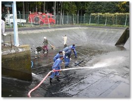 消防団と役員による調整池清掃（群馬用水土地改良区）写真