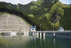 試験湛水中の大仁田ダムの画像