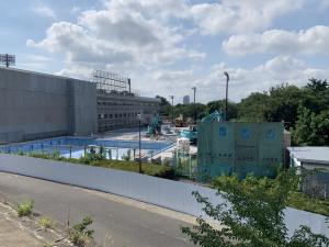 コンクリの建物と建設用足場の画像