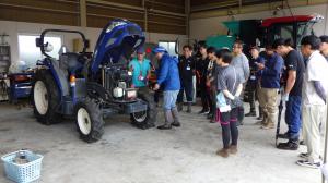 トラクターの始業点検の様子写真