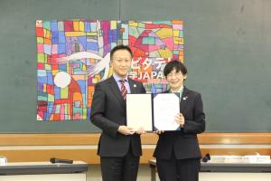 採択状授与式の様子写真です。