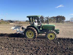 プラウ作業をしている学生の様子の写真