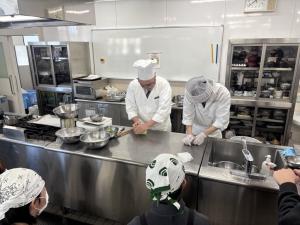 講師による見本演習の様子の写真