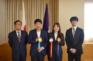 表敬訪問の写真（中央左が山本知事、中央右が佐藤選手）